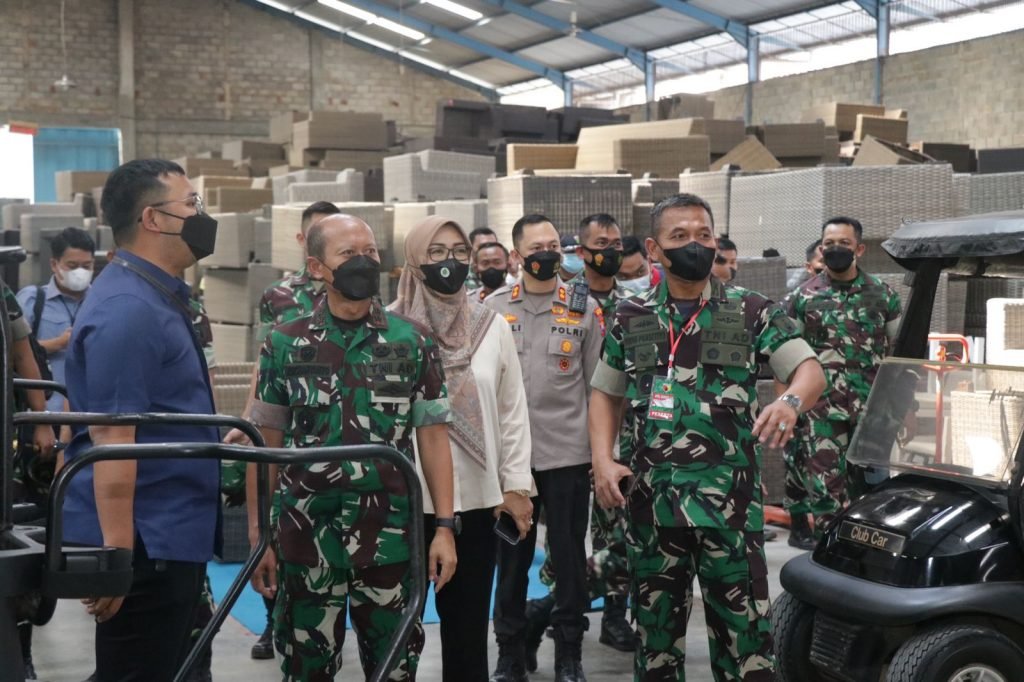 Jalin Kemitraan, Pangdam V Brawijaya Bersama Kapolres Malang Kunjungi Pabrik Furniture Pangdam V Brawijaya Mayjen TNI Nurchahyanto bersama Kapolres Malang AKBP Ferli Hidayat melakukan kunjungan ke Pabrik Furniture CV. Unggul Putra Samudra, Jalan Karang Jati, Desa Ardimulyo, Kecamatan Singosari, Kabupaten Malang. Rabu (11/05/2022).