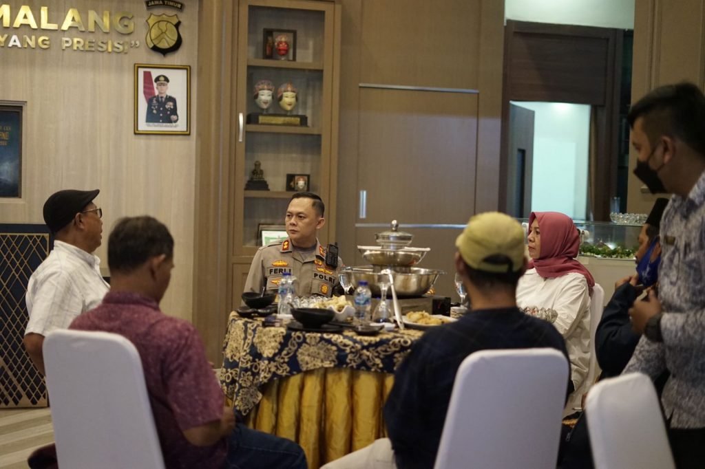 Silaturahmi, Kapolres Malang Jalin Sinergitas Dengan Serikat Buruh dan Pekerja Kapolres Malang AKBP Ferli Hidayat menjalin silaturahmi dengan Perwakilan dari Serikat Buruh dan Serikat Pekerja se Kabupaten Malang, Rabu (11/05/2022) Petang.