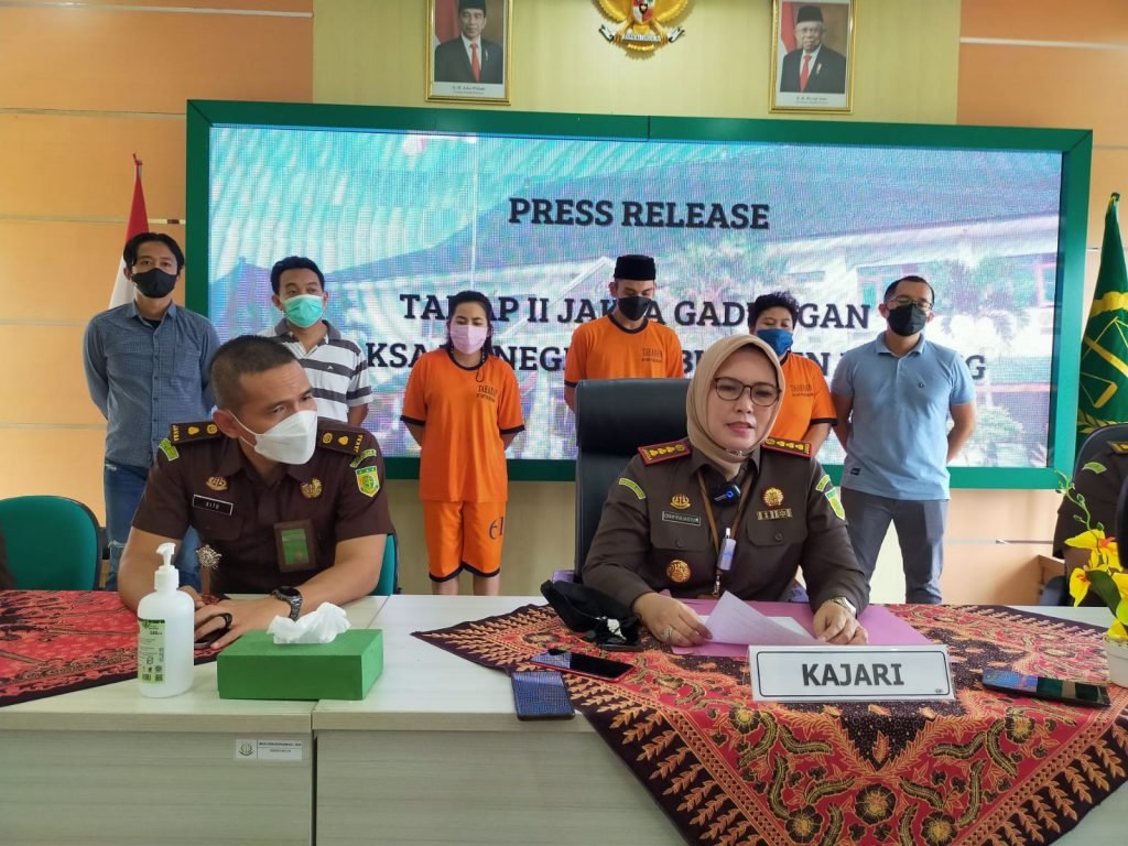 Satreskrim Polres Malang Resmi Limpahkan Kasus Jaksa Gadungan ke Kejaksaan Satreskrim Polres Malang menyerahkan tersangka dan barang bukti, perkara penipuan yang dilakukan oleh jaksa gadungan kepada Kejaksaan Negeri Kabupaten Malang, Kamis (12/5/2022).