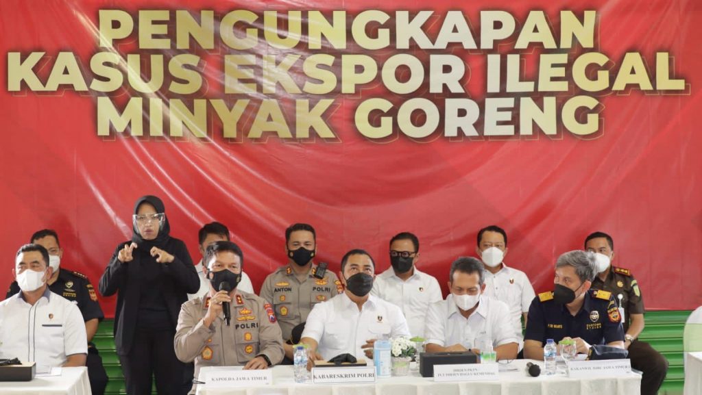Polda Jatim Amankan 122 Ton Minyak Goreng Siap Ekspor Ilegal ke Timor Leste Konferensi pers Polda Jatim terkait ekspor minyak goreng ilegal di Depo Meratus Jalan Tambak Langon, Surabaya, pada Kamis (28/5/2022)