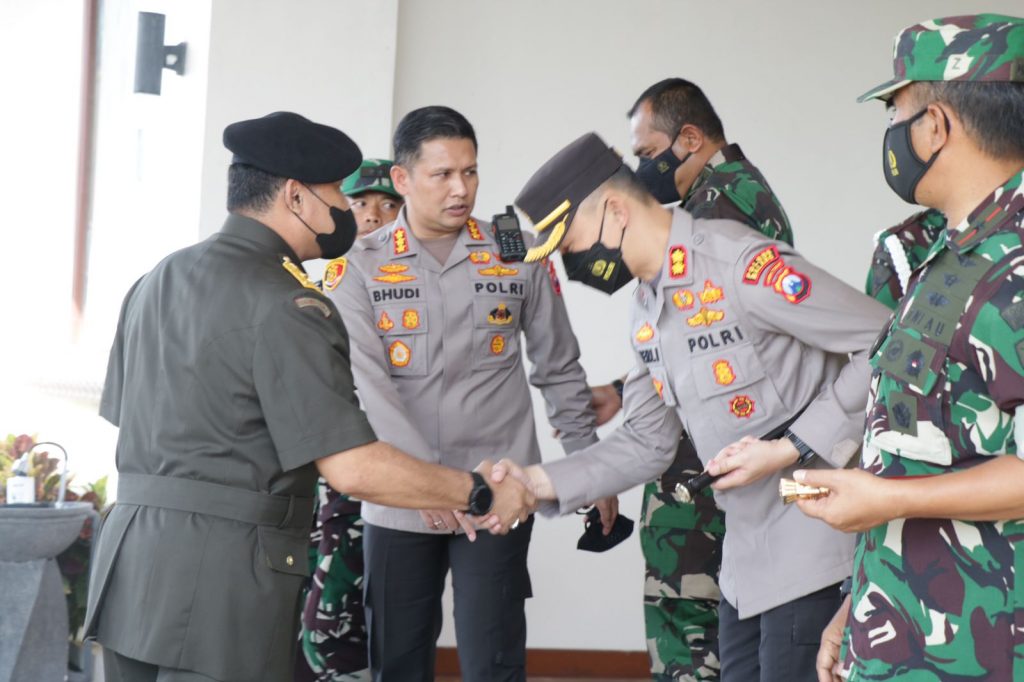Kapolres Malang Sambut Kunker Gubernur Lemhannas RI Kapolres Malang AKBP Ferli Hidayat menyambut kedatangan Gubernur Lemhanas RI, Andi Widjajanto beserta rombongan di Bandara Abdulrahman Saleh Malang