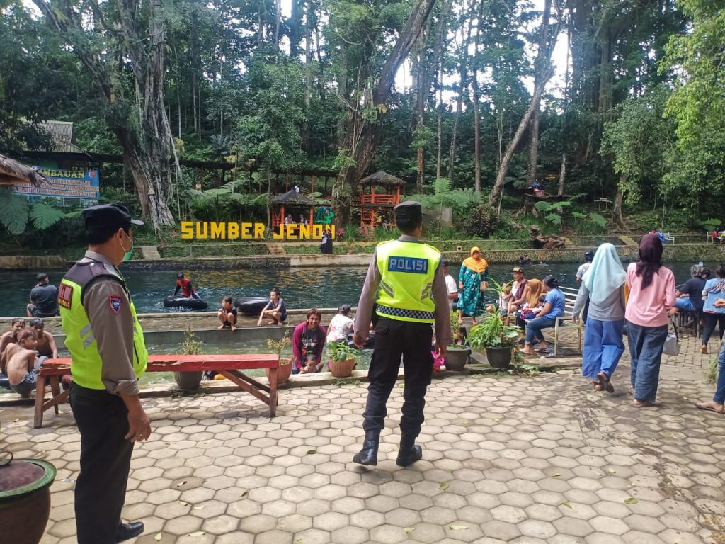 Antisipasi Membludaknya Wisatawan, Polsek Tajinan Tinjau Wisata Sumber Jenon Kapolsek Tajinan AKP Supriyadi bersama Anggota melaksanakan Patroli di Wisata Pemandian Sumber Jenon