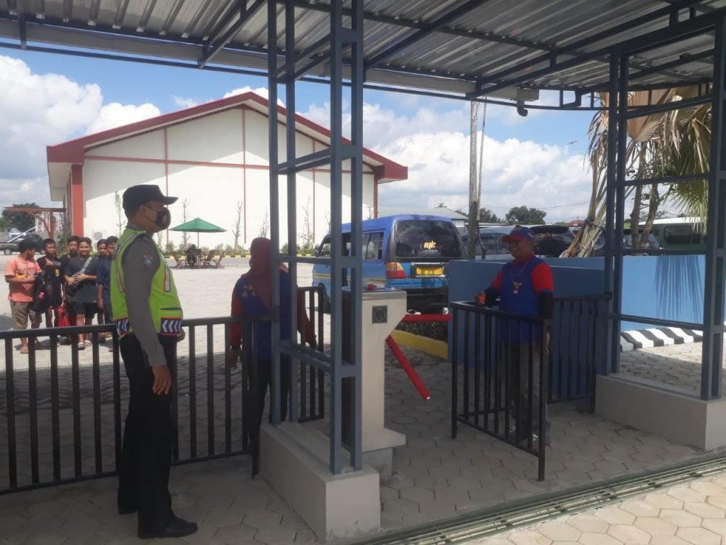 Berikan Imbauan Keamanan, Polsek Pakisaji Patroli ke Sejumlah Tempat Wisata Anggota Polsek Pakisaji saat melakukan patroli ke salah satu tempat wisata kolam renang