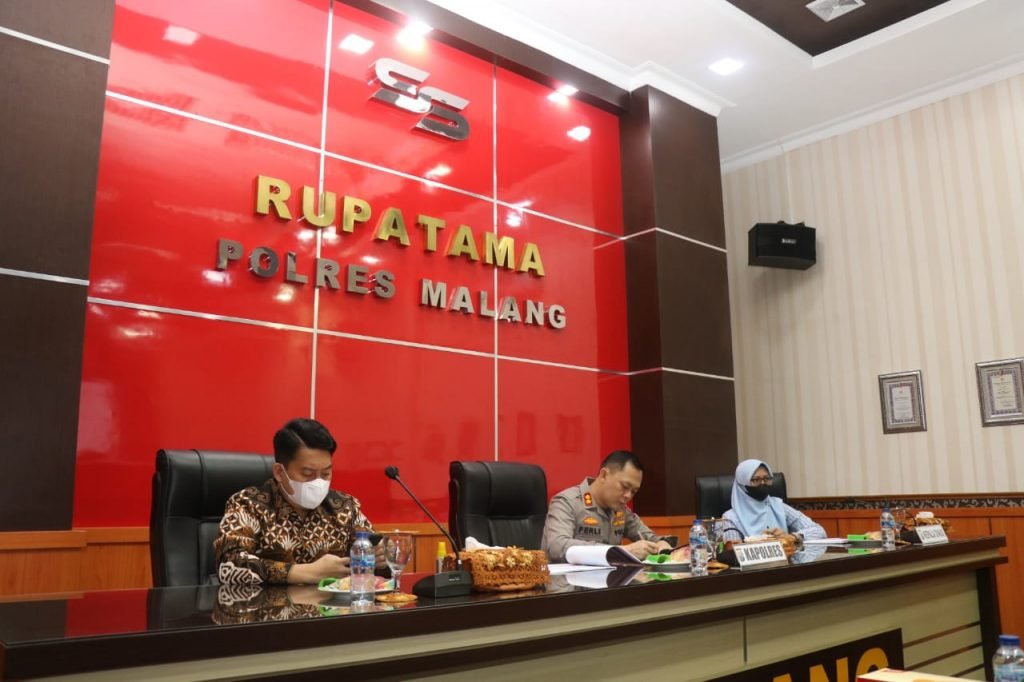 Lakukan Koordinasi, Polres Malang Siapkan Langkah Penanganan PMK Hewan Ternak Kapolres Malang AKBP Ferli Hidayat didampingi Kasat Reskrim Polres Malang AKP Donny Kristian Bara'langi dan Kasat Binmas Polres Malang AKP Indra Subekti mengikuti Zoom Meeting dalam koordinasi penanganan Pmk