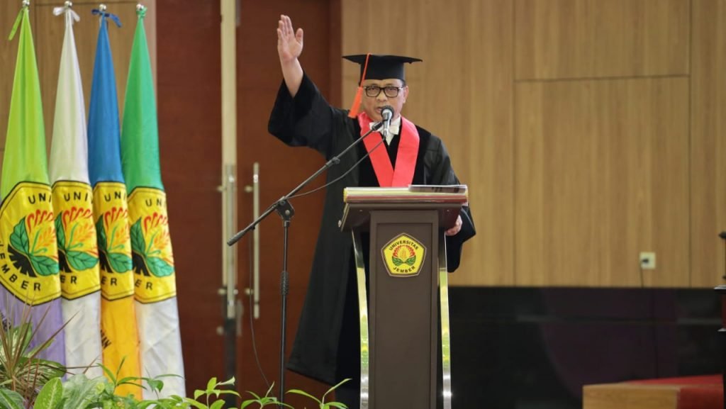 Didampingi Kapolda Jatim, Wakapolri Sampaikan Sejumlah Pesan untuk Wisudawan Unej Wakapolri Komjen Gatot Eddy Pramono, memberikan ceramah kebangsaan kepada wisudawan Universitas Negeri Jember (Unej) / ist