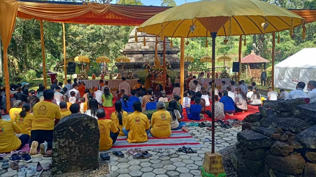 Polres Malang Terjunkan Personel Amankan Perayaan Hari Raya Waisak Prosesi pelaksanaan perayaan hari raya Waisak 2022 di Kabupaten Malang