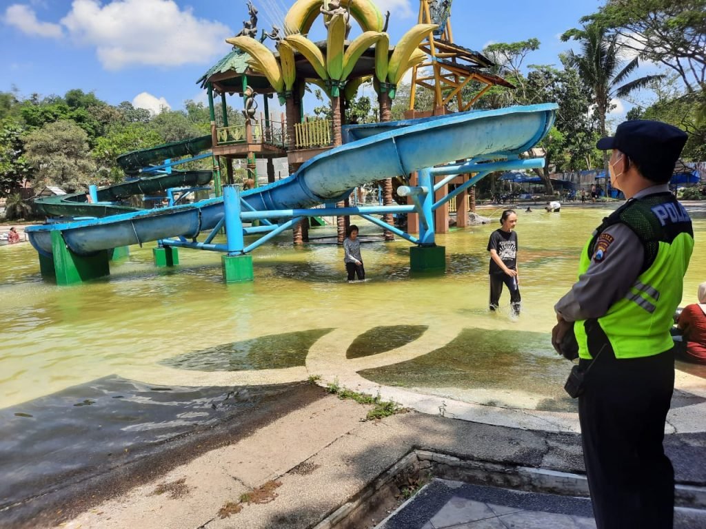 Antisipasi Libur Panjang, Personel Polsek Pakis Tinjau Prokes di Wisata Wendit Anggota Polsek Pakis melaksanakan patroli ke obyek wisata di tempat wisata Wendit, Desa Mangliawan Kecamatan Pakis, Kabupaten Malang