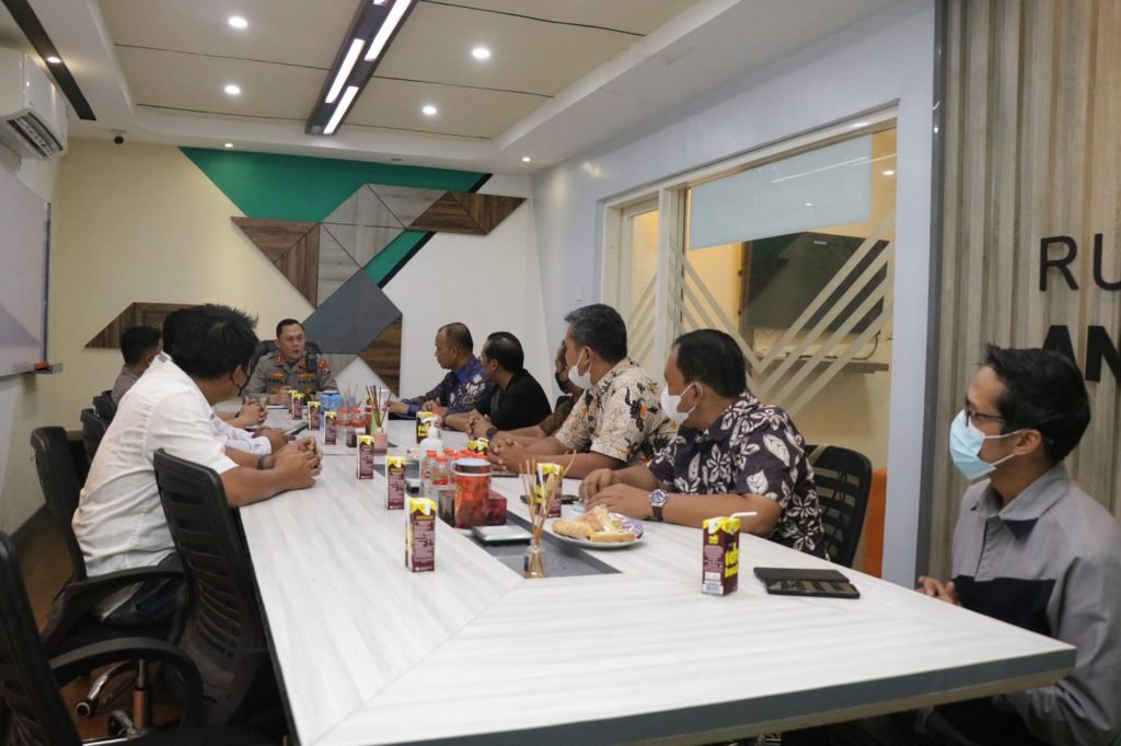 Silaturahmi, Kapolres Malang Ajak Asosiasi Kontraktor dan Jasa Kontruksi Bersinergi Kapolres Malang AKBP Ferli Hidayat silaturahmi dengan Asosiasi Kontraktor dan Jasa Konstruksi Kabupaten Malang, Selasa (17/05/2022)