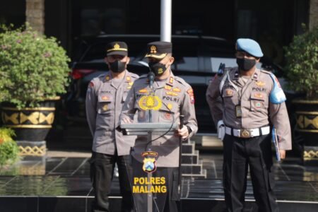 Hadapi Suhu Panas, Kapolres Malang Pastikan Kesiapan Anggota dalam Bertugas Kapolres Malang AKBP Ferli Hidayat memimpin apel pagi dalam rangka pengecekan sekaligus kesiapan Anggota dalam melaksanakan tugas-tugas Kepolisian