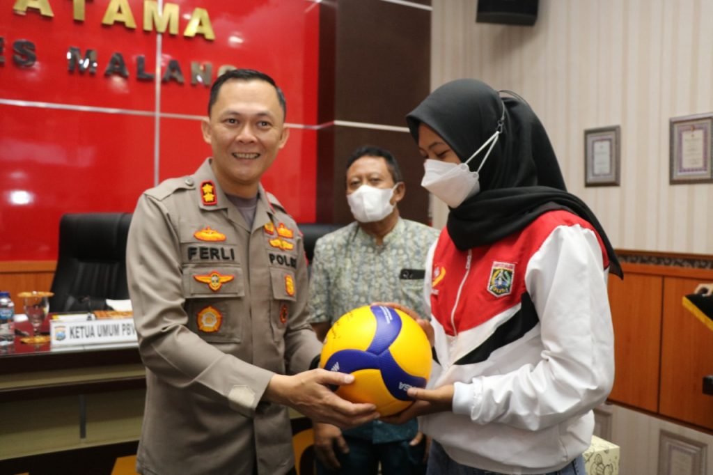 Silaturahmi dengan PBVSI, Kapolres Malang Berikan Apresiasi Kepada Atlet Bola Voli Kapolres Malang AKBP Ferli Hidayat memberikan apresiasi kepada atlet bola voli Kabupaten Malang