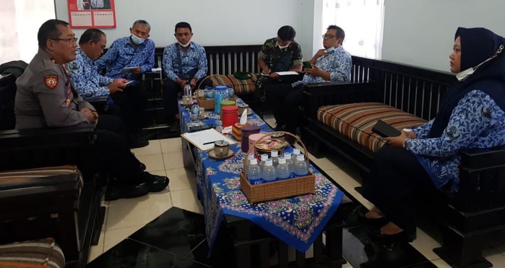 Cegah PMK, Aktivitas dan Mobilitas Hewan Ternak di Pasar Gondanglegi Dibatasi Kapolsek Gondanglegi Kompol Pujiono melakukan Rapat Koordinasi terkait Penyakit Mulut dan Kuku (PMK) Hewan Ternak di Wilayah Hukum Polsek Gondanglegi