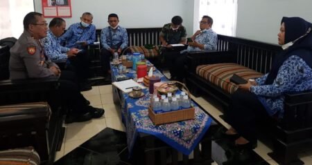Cegah PMK, Aktivitas dan Mobilitas Hewan Ternak di Pasar Gondanglegi Dibatasi Kapolsek Gondanglegi Kompol Pujiono melakukan Rapat Koordinasi terkait Penyakit Mulut dan Kuku (PMK) Hewan Ternak di Wilayah Hukum Polsek Gondanglegi