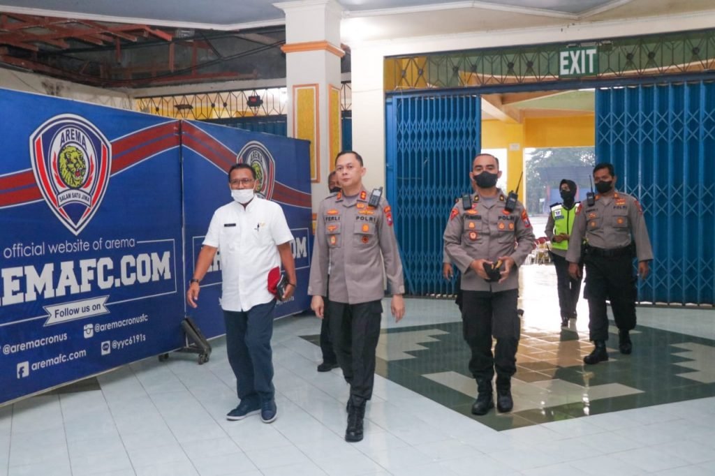 Jelang Laga Ujicoba Arema FC, Kapolres Malang Tinjau Lokasi Vaksinasi Massal Aremania Kapolres Malang AKBP Ferli Hidayat bersama Pejabat Utama Polres Malang turun langsung cek kesiapan Lokasi yang akan digunakan Vaksinasi massal Aremania pada Kamis (19/05).