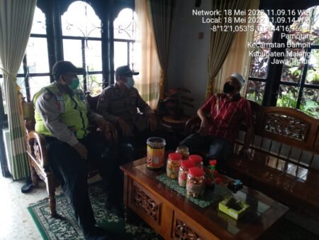Kanit Samapta Polsek Dampit Dampingi Bhabinkamtibmas Sambang Tokoh Kanit Samapta Polsek Dampit Iptu Ribut Irianto mendampingi Bhabinkamtibmas Desa Pamotan Aiptu Abdul Rosyid dalam melaksanakan Patroli Sambang Tokoh di Wilayahnya
