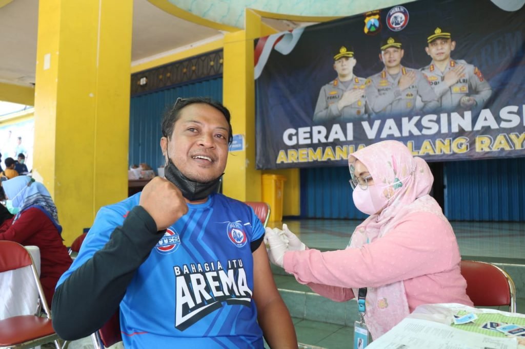 Aremania Antusias Ikuti Vaksinasi Jelang Laga Uji Coba Kontra PSIS Aremania dan Aremanita menyambut antusias gerai Vaksinasi Aremania Malang Raya yang didirikan Polres Malang di Stadion Kanjuruhan, Kabupaten Malang, Kamis (19/5/2022).