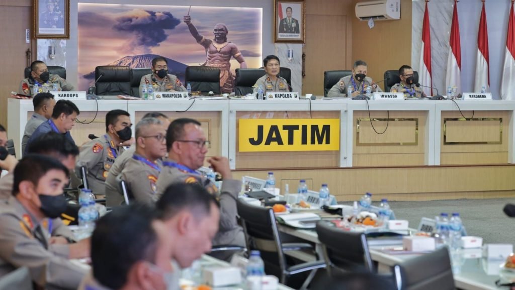 Gelar Anev Sitkamtibmas, Kapolda Jawa Timur Apresiasi Kinerja Seluruh Kapolres Kapolda Jawa Timur Irjen Pol Nico Afinta bersama Wakapolda Jawa Timur Brigjen Pol Slamet Hadi Supraptoyo secara langsung membuka kegiatan Analisa dan Evaluasi Situasi Keamanan dan Ketertiban Masyarakat