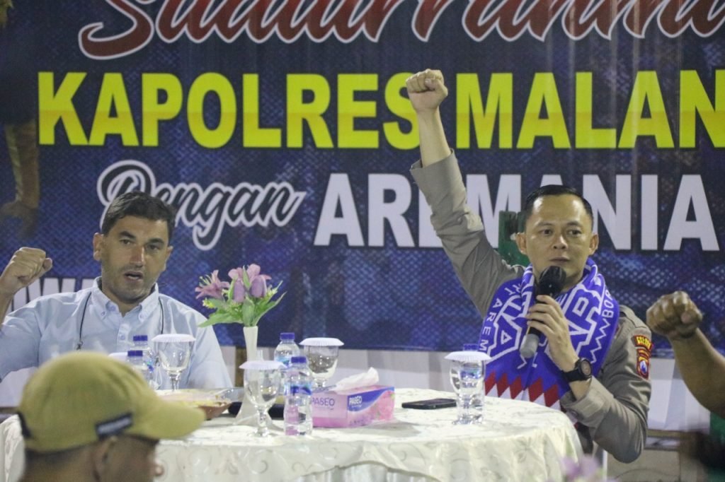 Kapolres Malang ‘Sam Ferli’ Gelar Silaturahmi Sapa Aremania Kapolres Malang AKBP Ferli Hidayat kembali jalin silaturahmi dengan para suporter tim kebanggaan warga Malang yaitu Aremania dan Aremanita