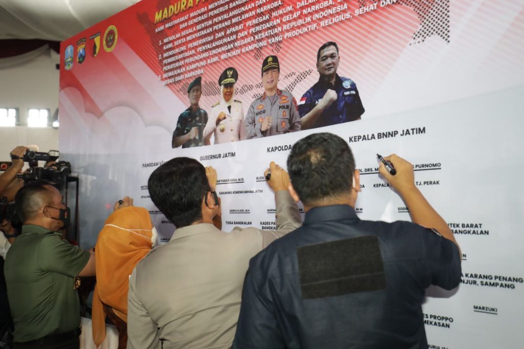 Berantas Narkoba, Forkopimda Jatim Bersama Elemen Masyarakat Madura Bersinergi Forkopimda Jawa Timur bersama elemen masyarakat Madura, Kamis (19/5/2022) telah melaksanakan Deklarasi secara serempak di empat Kabupaten wilayah Madura, dengan tema “Madura Produktif Tanpa Narkoba”
