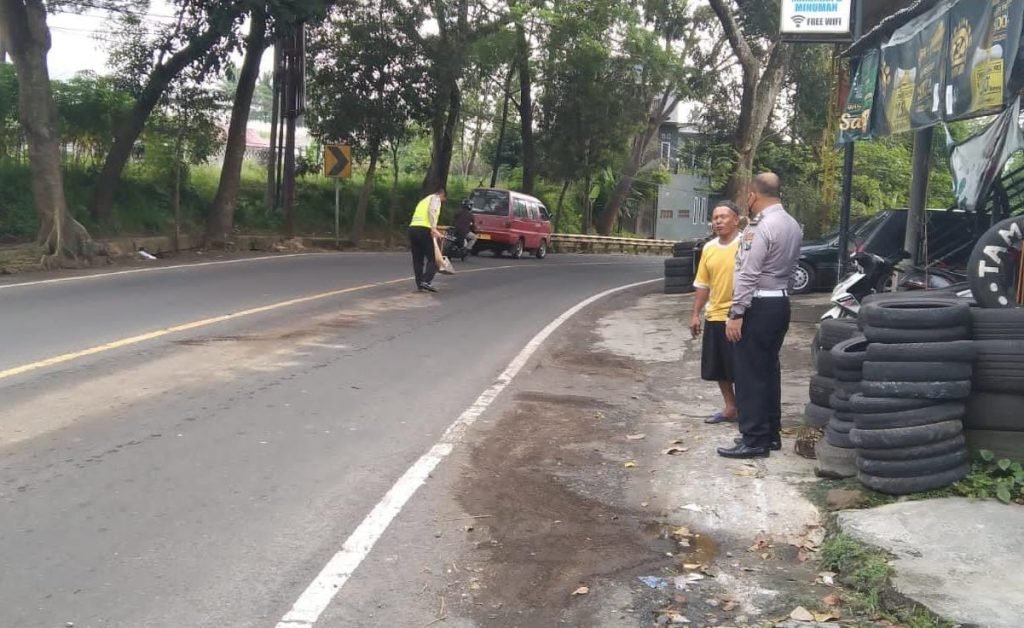 Satlantas Polres Malang Bersihkan Bekas Tumpahan Oli di Talangagung Satlantas Polres Malang saat bersihkan tumpahan oli di Tulungagung