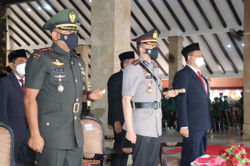 Gelar Upacara Hari Kebangkitan Nasional, Forkopimda Kabupaten Malang Usung Semangat Bangkit Bersama Bupati Malang, H.M Sanusi, Kapolres Malang, AKBP Ferli Hidayat, Wakil Bupati Malang, Didik Gatot Subroto, saat hadiri upacara peringatan Hari Kebangkitan Nasional