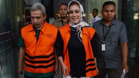 Satgas Pungli: 323 Bupati dan Wali Kota Indonesia Tersandung Korupsi Dua tersangka mantan Bupati Batubara OK Arya Zulkarnain (kiri) dan mantan walikota kota Tegal, Siti Masitha Soeparno, berjalan bersama seusai menjalani pemeriksaan, di gedung KPK, Jakarta, 11 Desember 2017 / tempo