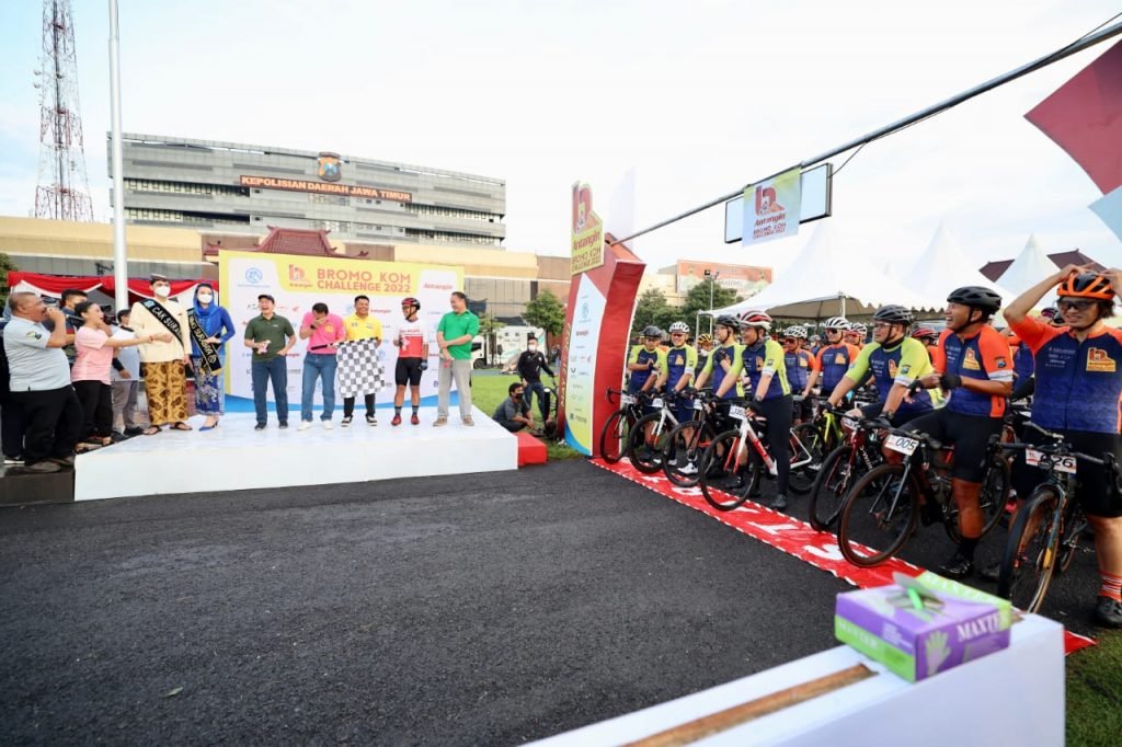 Diikuti 1000 Cyclist, Event Sepeda Bromo KOM Challenge 2022 Start dari Mapolda Jatim Titik start Mapolda Jatim