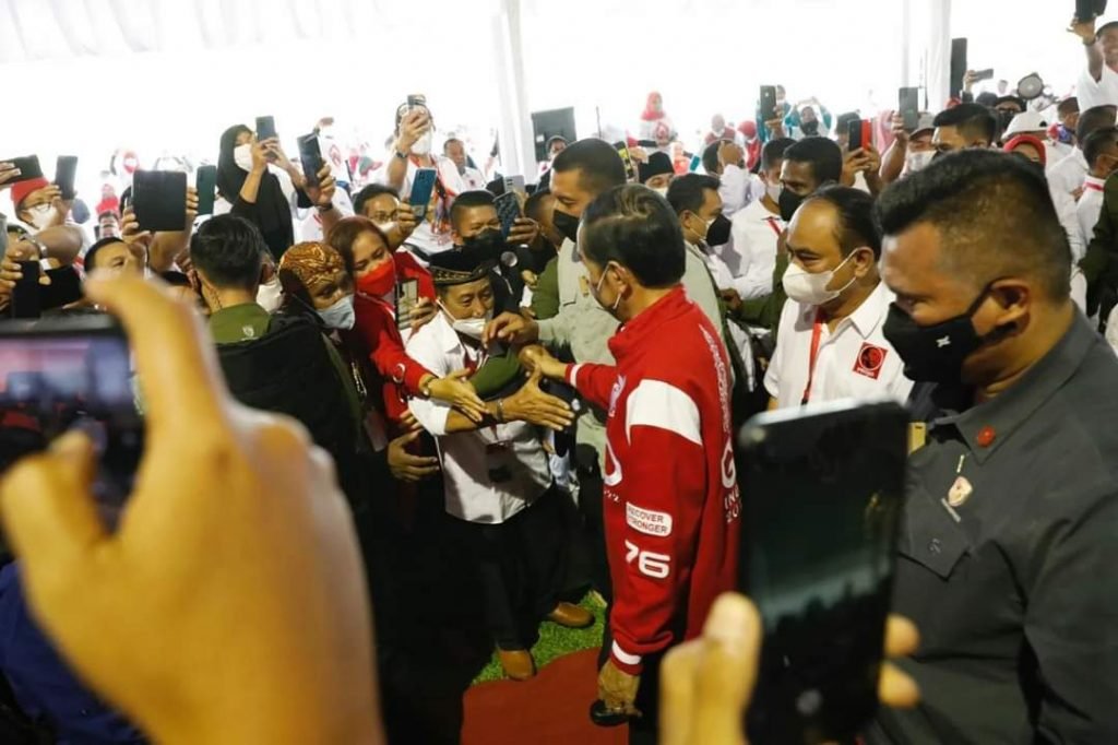 Didampingi Ganjar, Jokowi Berikan Bantuan ke Pedagang Pasar Muntilan Gubernur Jawa Tengah, Ganjar Pranowo mendampingi kunjungan kerja Presiden Joko Widodo di Magelang, Sabtu (21/5)