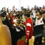 Didampingi Ganjar, Jokowi Berikan Bantuan ke Pedagang Pasar Muntilan