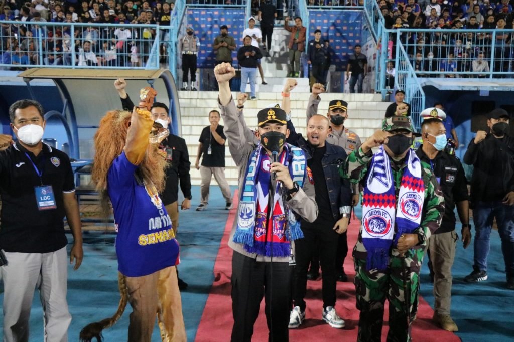 Aremania Apresiasi Polri Atas Pengamanan Laga Arema Kontra PSIS Kapolres Malang AKBP Ferli Hidayat bersama Anggota Pengamanan laga Arema FC kontra PSIS Semarang di Stadion Kanjuruhan Malang