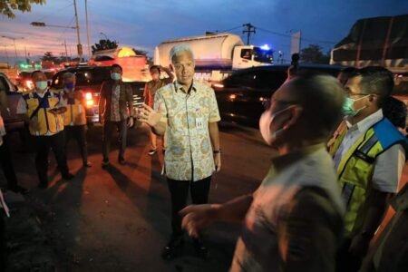 Ganjar Minta Pemda Bertindak Cepat Atasi Banjir Rob Semarang Gubernur Jateng Ganjar Pranowo langsung mendatangi salah satu titik banjir di Jalan Arteri Yos Sudarso di atas jalan Ronggowarsito Semarang