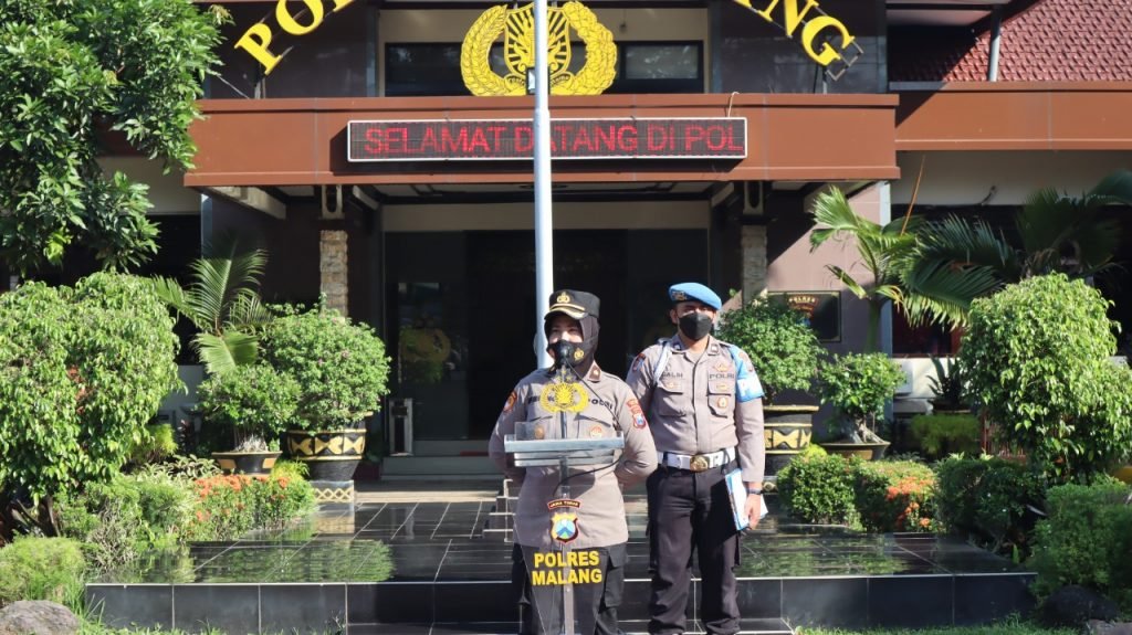 Polres Malang Komitmen Jaga Predikat WBK WBBM Kabag Ren Polres Malang Kompol Nunung Anggraeni beri arahan kerja pada saat Apel Pagi agar tetap menjaga predikat Wilayah Bebas dari Korupsi (WBK) dan Wilayah Birokrasi Bersih dan Melayani (WBBM)