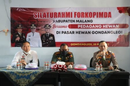 Gelar Silaturahmi, Forkopimda Kabupaten Malang Temui Pedagang Ternak di Pasar Gondanglegi Forkopimda Kabupaten Malang silaturahmi dengan pedagang hewan Gondanglegi