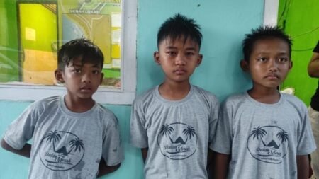 Tiga Anak Terlantar di Wisata Pulau Merah Diserahkan pada Orang Tuanya Ada tiga anak dibawah umur tertinggal di wisata Pulau Merah Desa Sumberagung, Kecamatan Pesanggaran beberapa hari lalu.