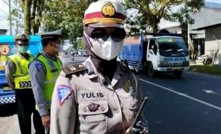 Sat Lantas Polres Malang Tinjau Lokasi Rawan Laka Kanit Dikyasa Satlantas Polres Malang IPTU yulistiana, SH bersama dengan Anggota Sat Lantas Polres Malang
