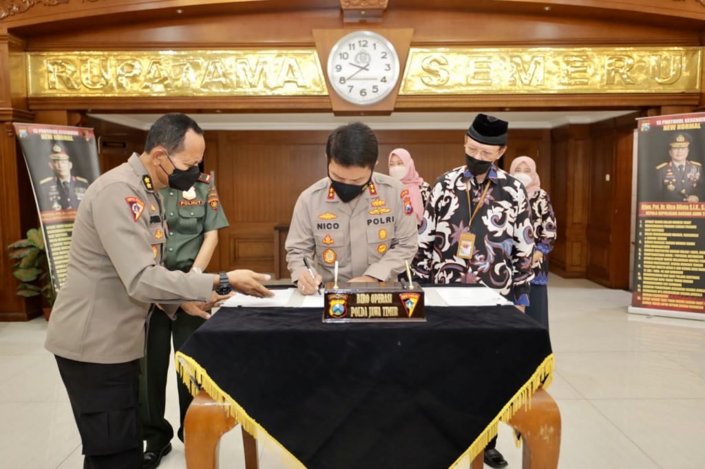 Wujudkan Senegitas, Polda Jatim Teken MOU dengan Universitas Wijaya Kusuma dan Perum Perhutani Divre Kapolda Jawa timur Irjen Pol Nico Afinta saat melakukan penandatanganan MOU bersama stakeholders