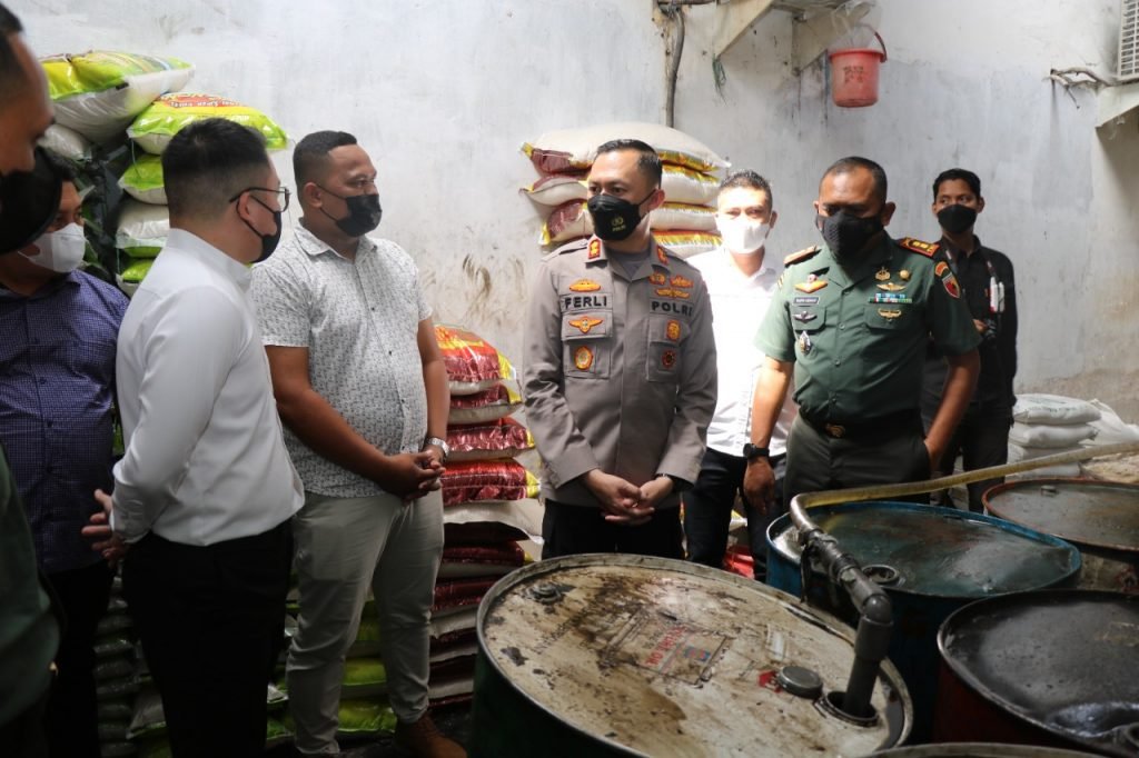 Datangi Distributor, Kapolres Malang Pastikan Ketersediaan Minyak Goreng Curah Kapolres Malang, AKBP Ferli Hidayat bersama Dandim 0818 Malang-Batu, Letkol Inf. Taufik Hidayat mengecek ketersediaan minyak goreng curah di salah satu distributor di wilayah Kecamatan Gondanglegi