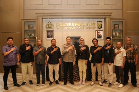 Jelang Pemilu 2024, Polres Malang dan KPU Kabupaten Malang Perkuat Sinergi Kapolres Malang, AKBP Ferli Hidayat, didampingi oleh Kasat Reskrim, AKP Donny Kristian Bara'langi dan Kasat Intelkam, Iptu Bambang Sulistyono menerima kunjungan Komisioner KPU Kabupaten Malang