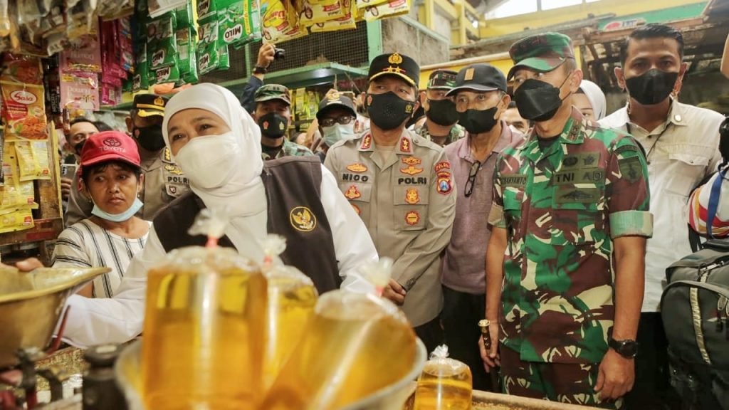 Forkopimda Jatim Tinjau Harga dan Distribusi Migor di Pasar Soponyono Rungkut Gubernur Jawa Timur Khofifah Indar Parawansa saat berinterakso dengan pedagang di pasar Soponyono Rungkut