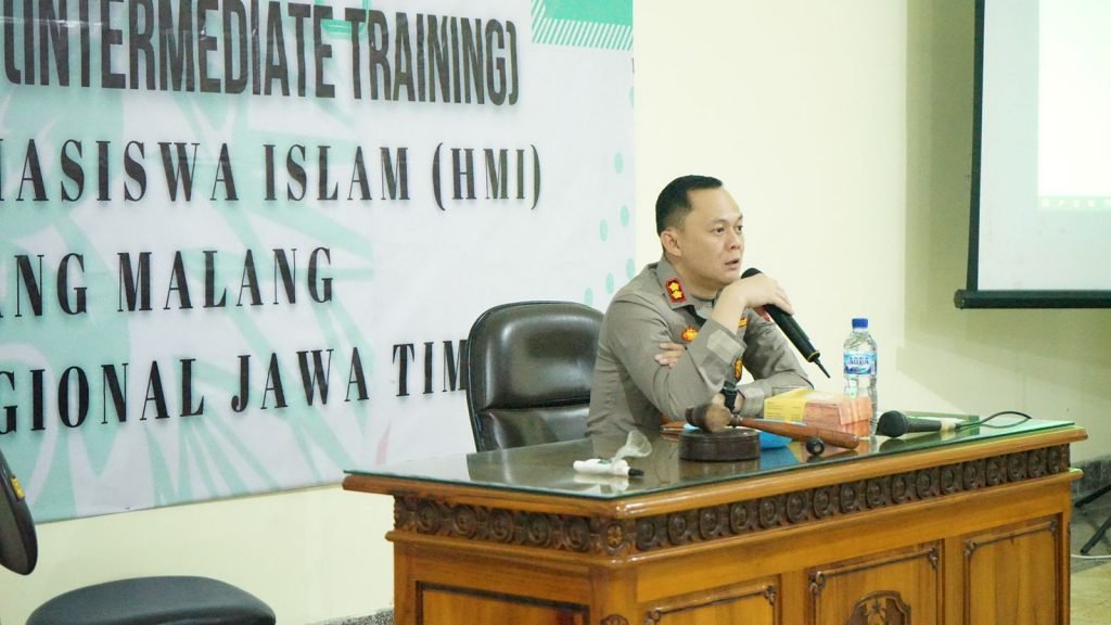 Hadiri LK II HMI Cabang Malang, Kapolres Malang Sebut Pemuda Harus Berkarakter Tangguh Kapolres Malang AKBP Ferli Hidayat saat membuka Latihan Kader II Intermediate Training Tingkat Regional Jawa Timur HMI Cabang Malang