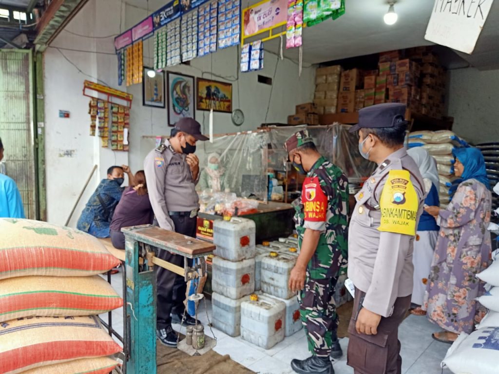 Satgas Pangan Polres Malang Tinjau Distribusi Minyak Goreng Curah Subsudi Satgas Pangan Polres Malang bersama Dinas Perindustrian Perdagangan Kabupaten Malang dan Anggota Kodim 0818 Malang-Batu pantau pendistribusian minyak goreng curah subsidi