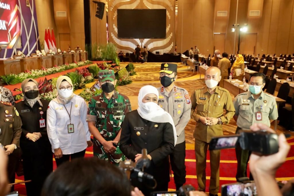 Gelar Rakor, Forkopimda Jatim Bahas Upaya Penanggulangan PMK Hewan Ternak Forkopimda Jawa Timur usai melaksanakan Rapat Koordinasi (Rakor) percepatan penanggulangan Penyakit Mulut dan Kuku (PMK) pada hewan ternak,