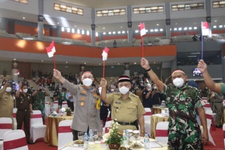 Forkopimda Jatim Deklarasikan Anti Narkoba dan Cinta NKRI, Perkokoh Persatuan dan Kesatuan Kapolres Malang bersama Bupati Malang saat hadiri Deklarasi Anti Narkoba dan Cinta NKRI