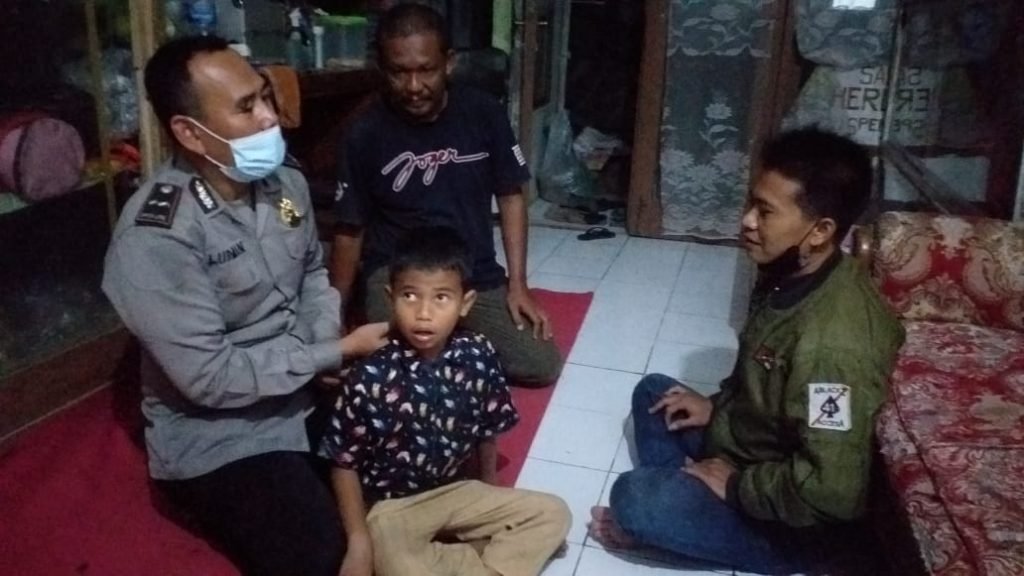 Bentuk Pelayanan Prima, Polsek Kepanjen Serahkan Anak tersesat Kepada Keluarganya Anggota Polsek Kepanjen saat menyerahkan anak tersesat kepada keluarganya