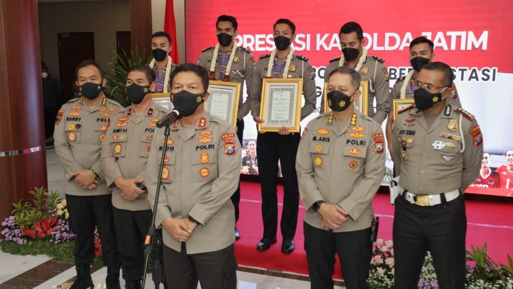 Raih Medali Emas Sea Games, Kapolda Jatim Apresiasi Lima Atlet Bola Volley Anggota Polri Kapolda Jawa Timur Irjen Pol Nico Afinta saat memberikan penghargaan pada atlet bola volley anggota polri peraih medali emas sea games