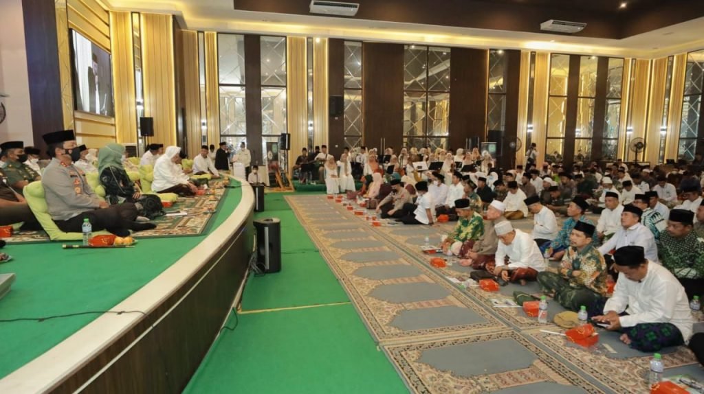 Berlangsung Gayeng, Giat Silaturahmi dan Halalbihalal PWNU Dihadiri Forkopimda Jatim Forkopimda Jatim Gubernur Jawa Timur Khofifah Indar Parawansa, Kapolda Jawa Timur Irjen Pol Nico Afinta hadir dalam silaturahmi dan halalbihalal Pengurus Wilayah Nahdlatul Ulama (PWNU) Jawa Timur, pada Selasa (31/5/2022) di Kantor PWNU Jatim