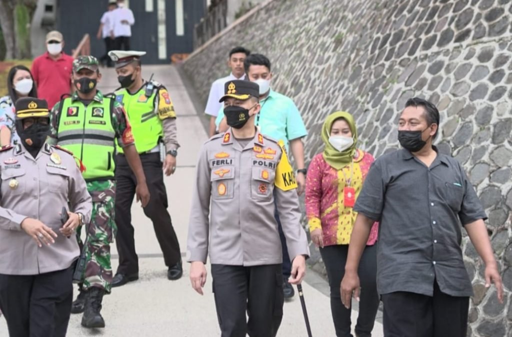 Polres Malang Siapkan Pos Pengamanan Taman Rekreasi Sengkaling UMM Kapolres Malang, AKBP Ferli Hidayat cek langsung lokasi Wisata Taman Rekreasi Sengkaling UMM untuk memastikan keamanan dan ketertiban pengunjung