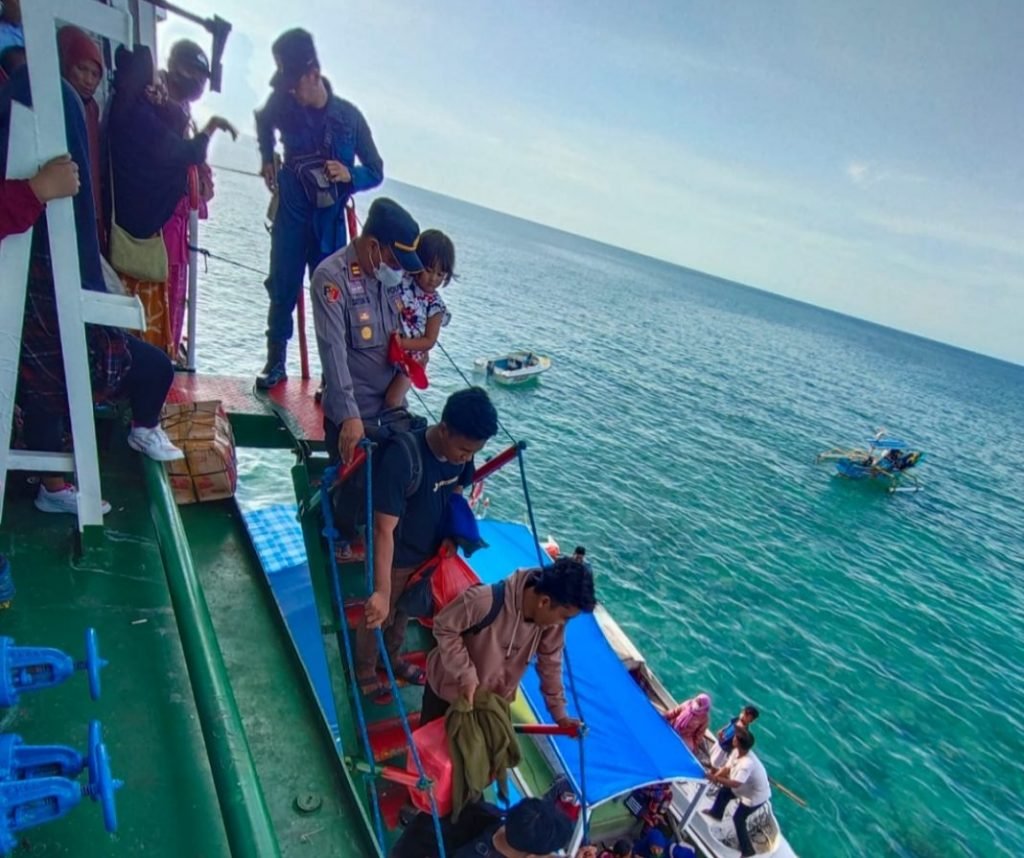 Sigap, Polres Sumenep Bantu Evakuasi Penumpang Kapal Sabuk Nusantara 91 Proses evakuasi penumpang Polres Sumenep Bantu Evakuasi Penumpang Kapal Sabuk Nusantara 91 yang kandas akibat menabrak karang di perairan pulau Setabok Desa Sapeken Kecamatan Sapeken, Kabupaten Sumenep
