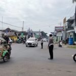 Polsek Gondanglegi Lakukan Pengaturan Lalu Lintas di Simpang Empat Puskesmas