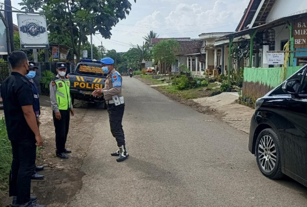 Patroli Backbone Polsek Jabung Pantau Kondisi Jalur Alternatif Malang – Pasuruan Unit Patroli Backbone Polsek Jabung Polres Malang Aipda Dony Agnes dengan Anggota Brigadir Andika melaksanakan pengecekan kondisi ruas jalur alternatif dari arah Malang menuju Pasuruan