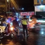 Tak Peduli Hujan, Anggota Polsek Ngajum Atur Simpang 3 Bendo Pakisaji dengan Lancar